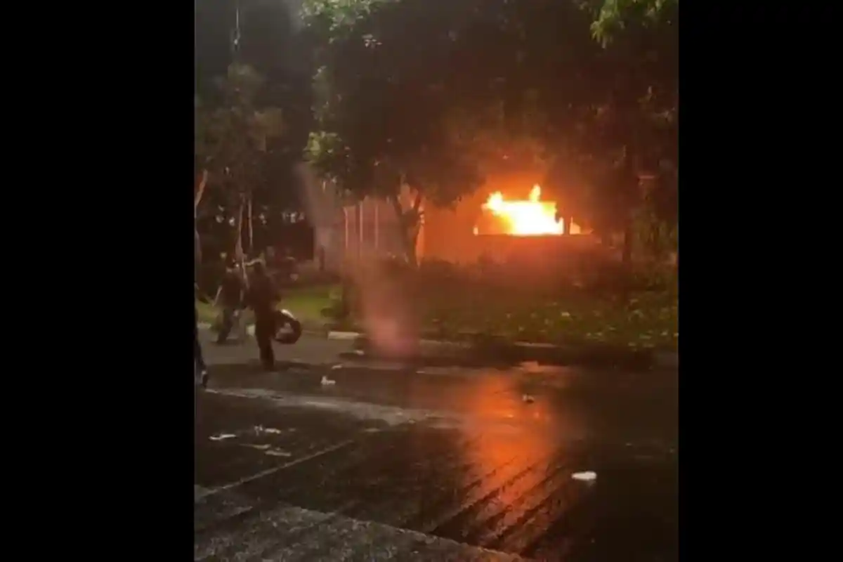 BREAKING NEWS: Pos Polisi Pejompongan Dibakar Massa