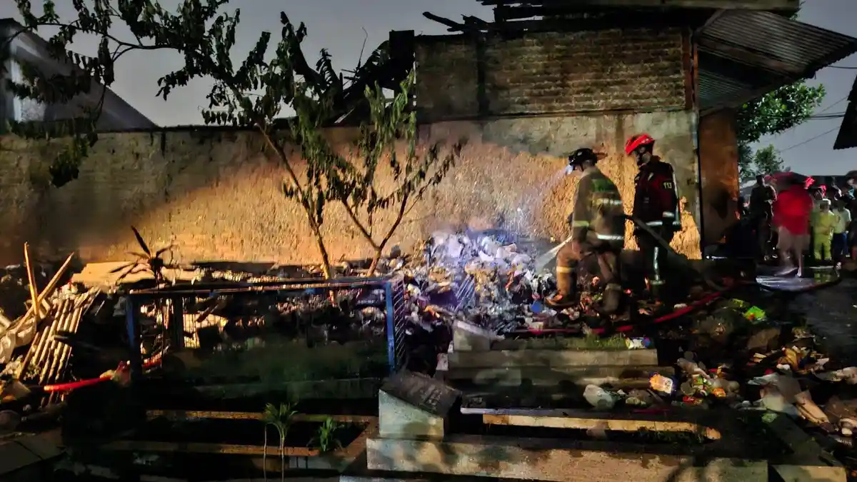 BREAKING NEWS : Gudang Daur Ulang Sampah di Sukamenak Bandung Terbakar