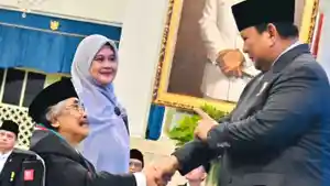 Pedangdut-Jaja-Miharja-mendapat-penghargaan-dari-Presiden-Prabowo.jpg