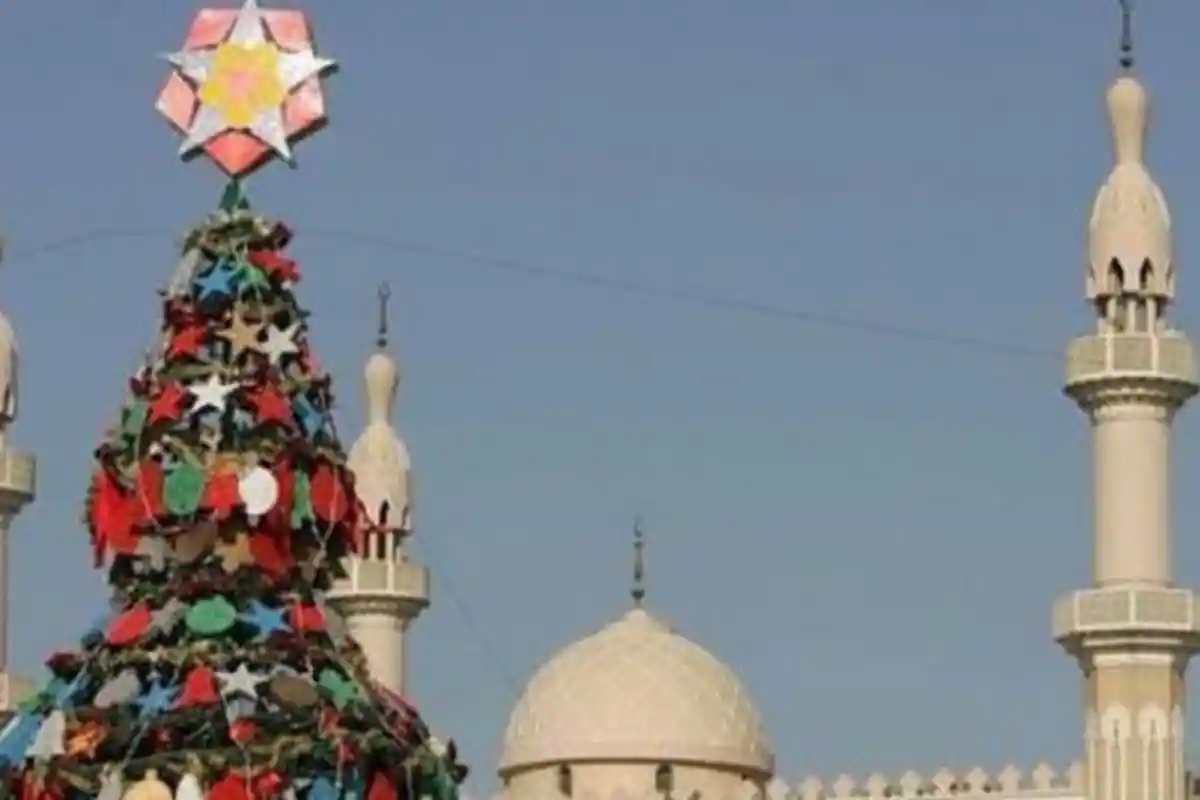 Begini Respons Warganet Soal Foto Pohon Natal yang Berdiri di Sekitar Masjid