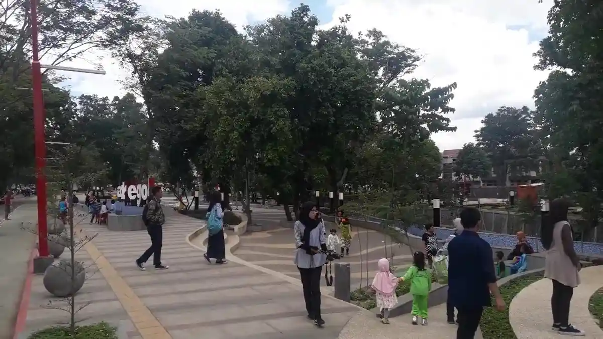 Baru Dua Hari Diresmikan, Pengunjung Taman Alun-alun Regol Bandung ...
