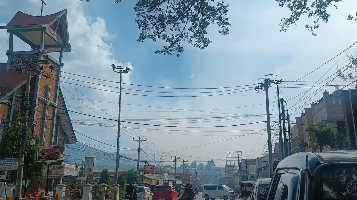 Asap Tebal Muncul dari Dolok Tolong Akibat Karhutla, Masyarakat Sekitar Resah 