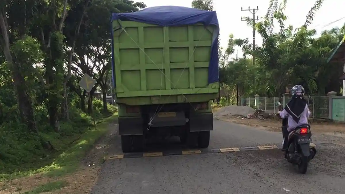 Tumpahan Cangkang Sawit Ancam Keselamatan Pengendara di Aceh Jaya