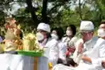 Umat Hindu Adakan Upacara Nyepi Melasti di Pantai Marina Semaran