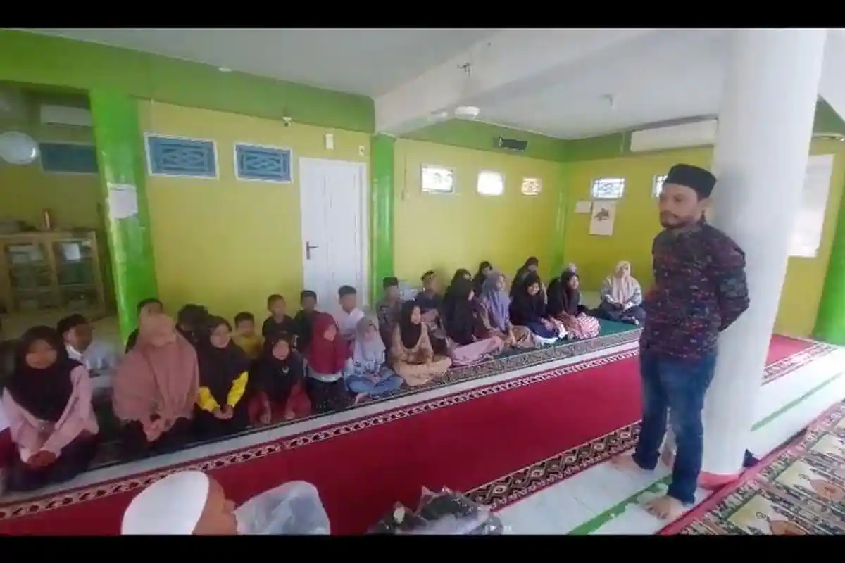 Aparatur Desa dan Warga Mesjid Punteuet Lhokseumawe Santuni Yatim dan Piatu Serta Serahkan Sembako