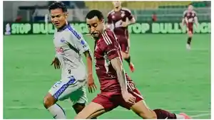 2026-04-07-Victor-Luiz-saat-melepas-umpan-melawan-Arema-FC.jpg