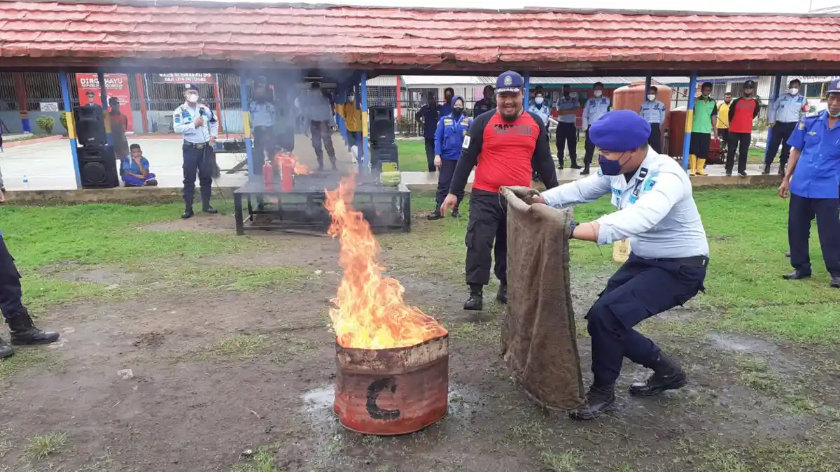 Datangkan Damkar Batola, Rutan Marabahan Gelar Simulasi Penanganan Kebakaran
