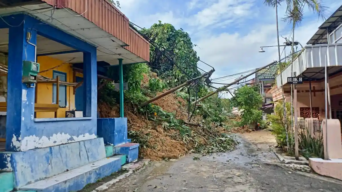 Takut Terjadi Longsor Susulan, Korban Terdampak Ngungsi ke Rumah Tetangga