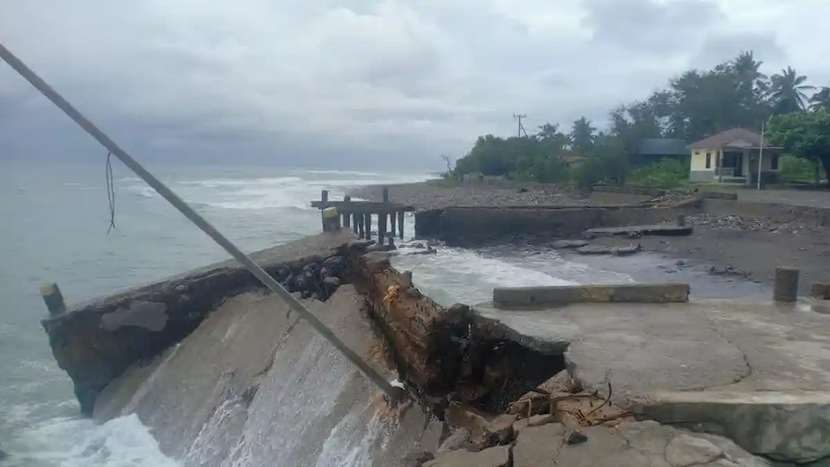 Tambatan Perahu di Sikka Ambruk, Kapal Motor Tidak Bisa Bersandar