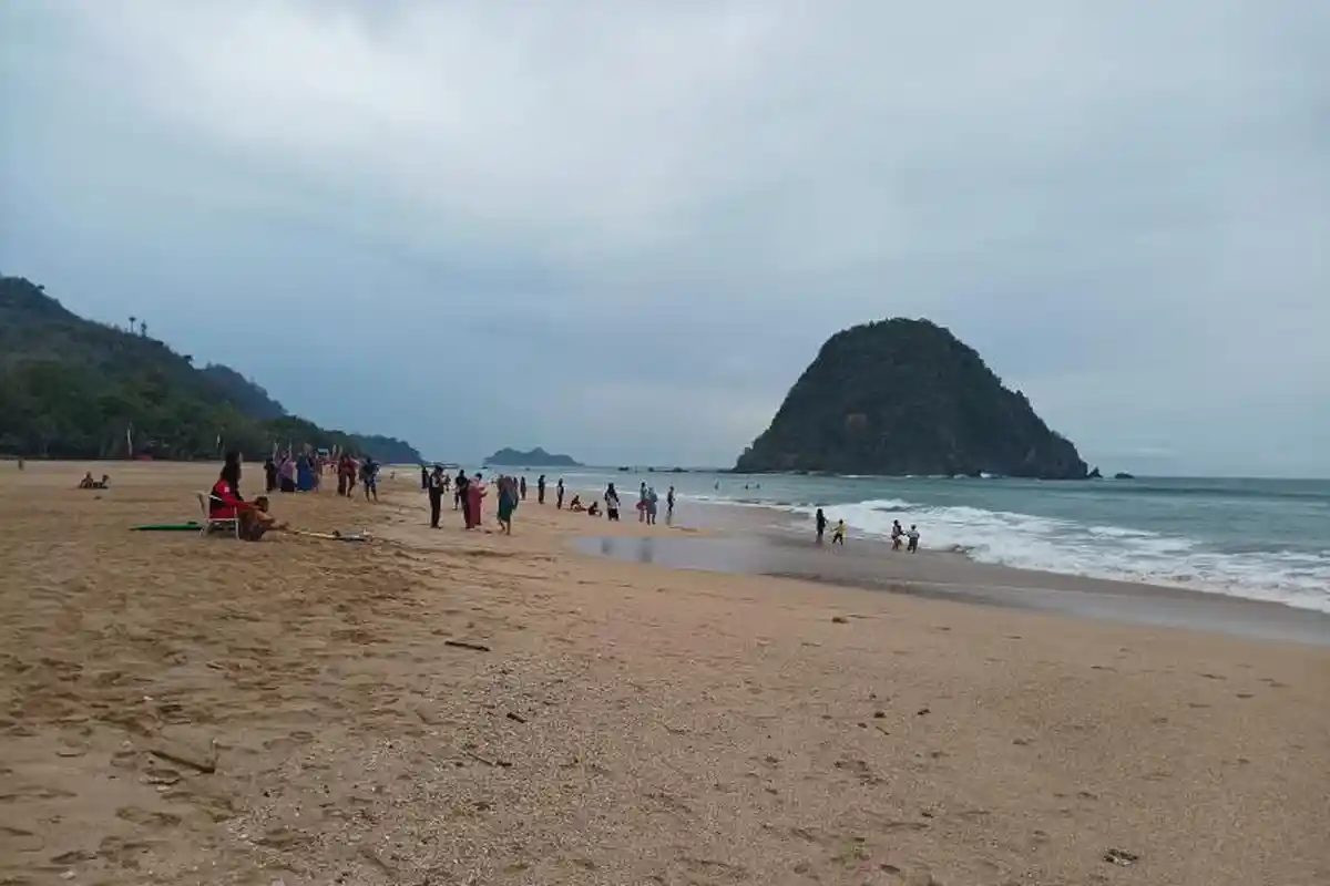 Nikmati Malam Tahun Baru 2025 dengan Pesta Kembang Api di Pulau Merah Banyuwangi