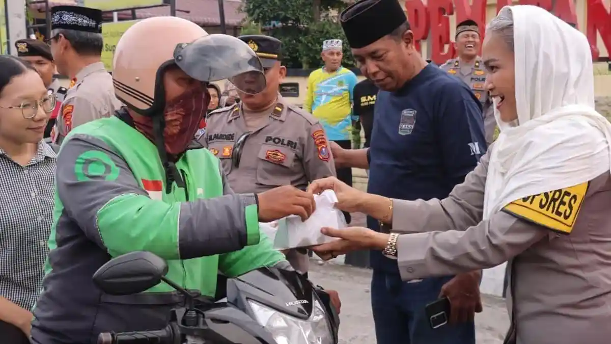 Polres Pematangsiantar Bagikan Takjil kepada Pengguna Jalan Jelang Berbuka Puasa
