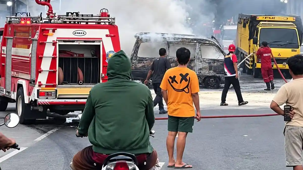 Detik-detik Mobil Daihatsu Zebra Ludes Terbakar di SPBU Pamekasan