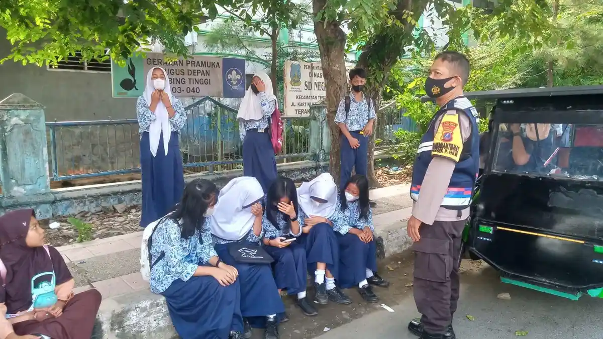 Aiptu Eddy Silalahi Sambangi Anak-anak Sekolah dan Berikan Pesan Kamtibmas