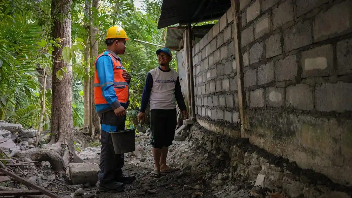 PLN Gerak Cepat Pulihkan Sistem Kelistrikan dan Bantu Pemulihan Pasca Gempa di Bantul - Petugas-PLN-terjun-langsung.jpg