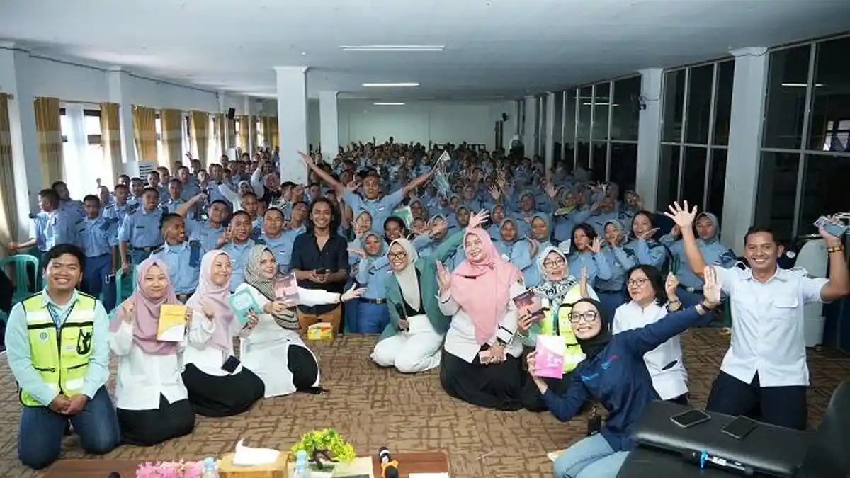 Peringati Hari Literasi, PT KPP Hadirkan JS Khairen di SMKN 2 Sangatta