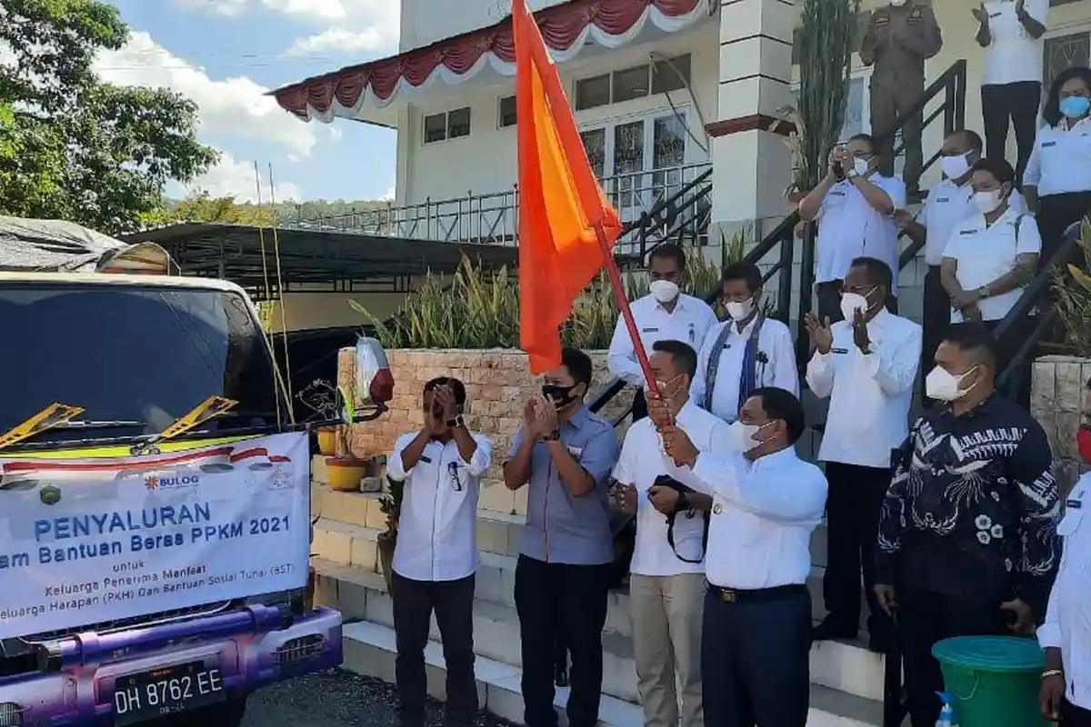 Perpanjang PPKM 2021, Pemkab Malaka Salurkan Bantuan Beras Buat Warga