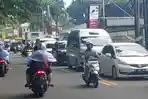 Polisi-memberlakukan-sistem-satu-arah-atau-one-way-di-Jalan-Raya-Puncak-pada-libur-May-Day.jpg
