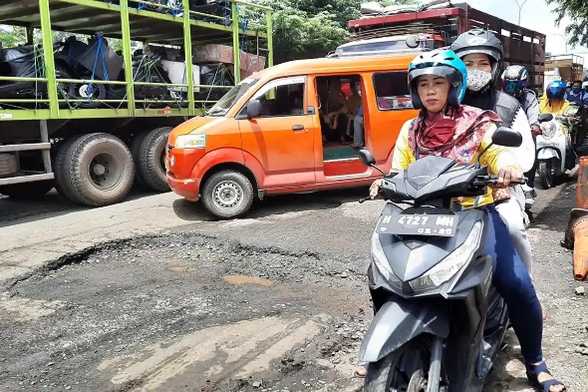 Jalan Pantura Semarang di Mangkang Rusak Parah, Pengendara Mengeluh Macet dan Lelah