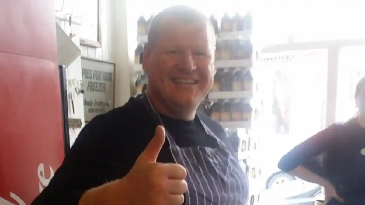 Wayne Shaw Kini Bekerja Sebagai Sales Pie