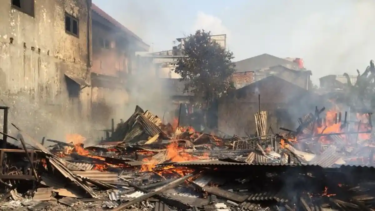 Akibat Bocah Bermain Petasan, Lapak Barang Bekas dan Satu Unit Mobil Hangus Terbakar