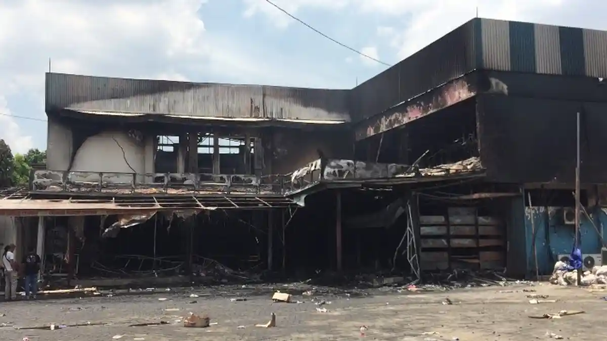 Bau Gosong Menyengat Masih Terasa di Cahaya Swalayan