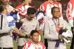 evan-dimas-dan-rombongan-timnas-u22-saat-penyerahan-medali-perak.jpg