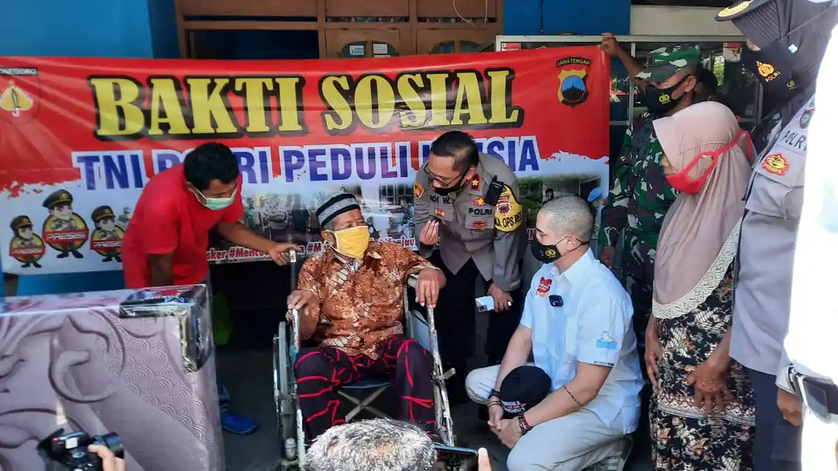 Polres Wonogiri dan Yayasan Yukata Berbagi Kasur Busa ke Lansia