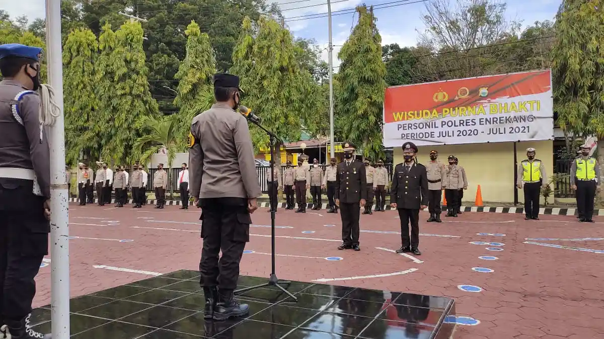 Wakapolres Enrekang Lepas 2 Personel yang Memasuki Masa Purna Tugas