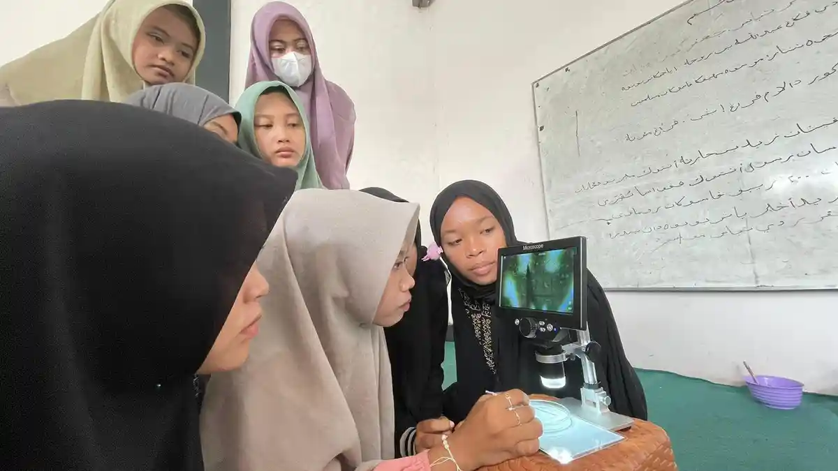 Penelitian Santriwati, Air Hujan di Bondowoso Terpapar Mikroplastik