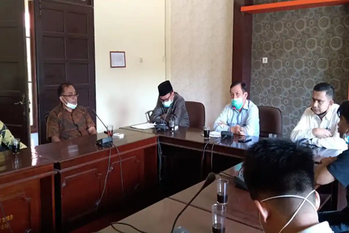 Ketua DPRD Sambas : Kami Siap Bantu Jumardi Untuk Bebas