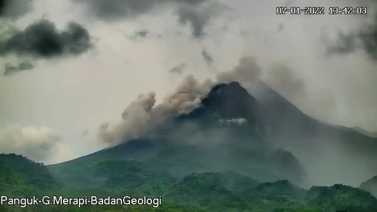 Gunung Merapi Keluarkan Guguran Awan Panas Pertama pada Tahun 2022, Begini Penampakannya