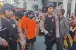 UNGKAP-KASUS-Tersangka-Curas-berjalan-berbaris-bersama-tersangka-kasus.jpg