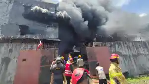 20240917_Kebakaran-yang-terjadi-di-salah-satu-gudang-di-Jalan-Bukit-Cinta.jpg