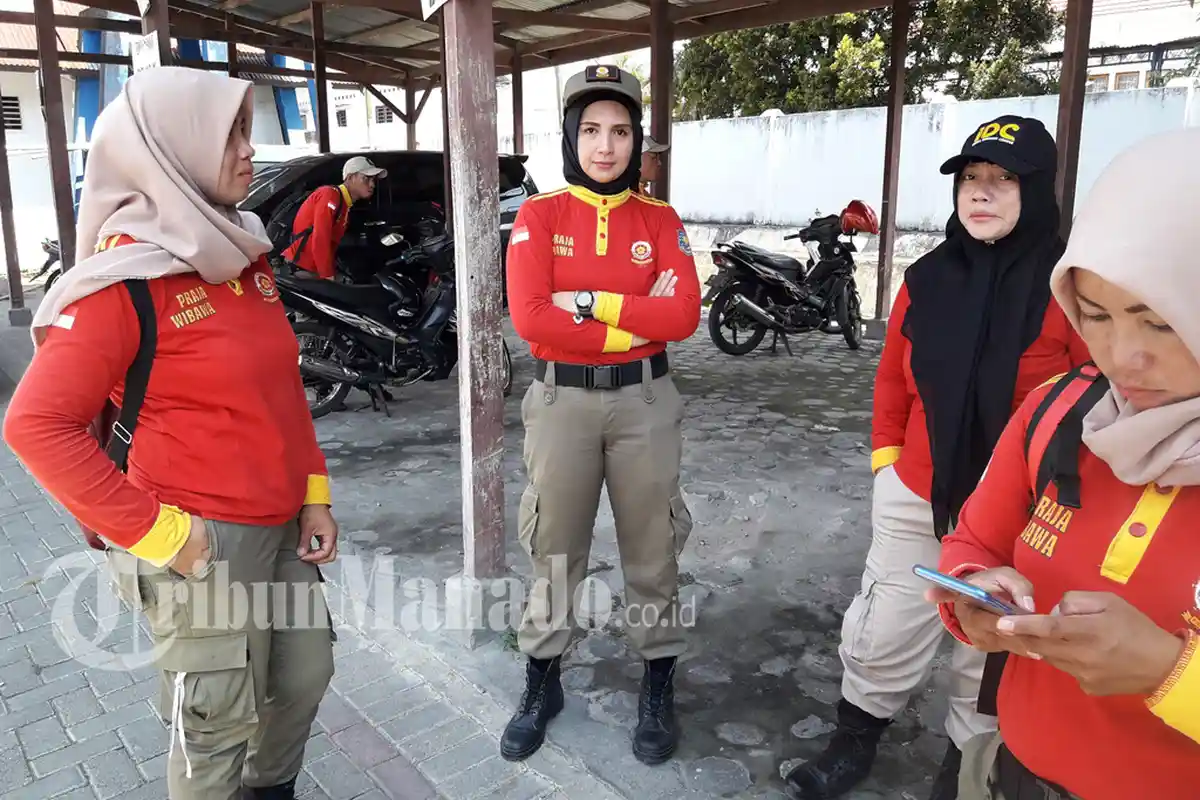 Empat Srikandi Satpol PP Bantu Tim Evakuasi Korban Longsor di Bakan