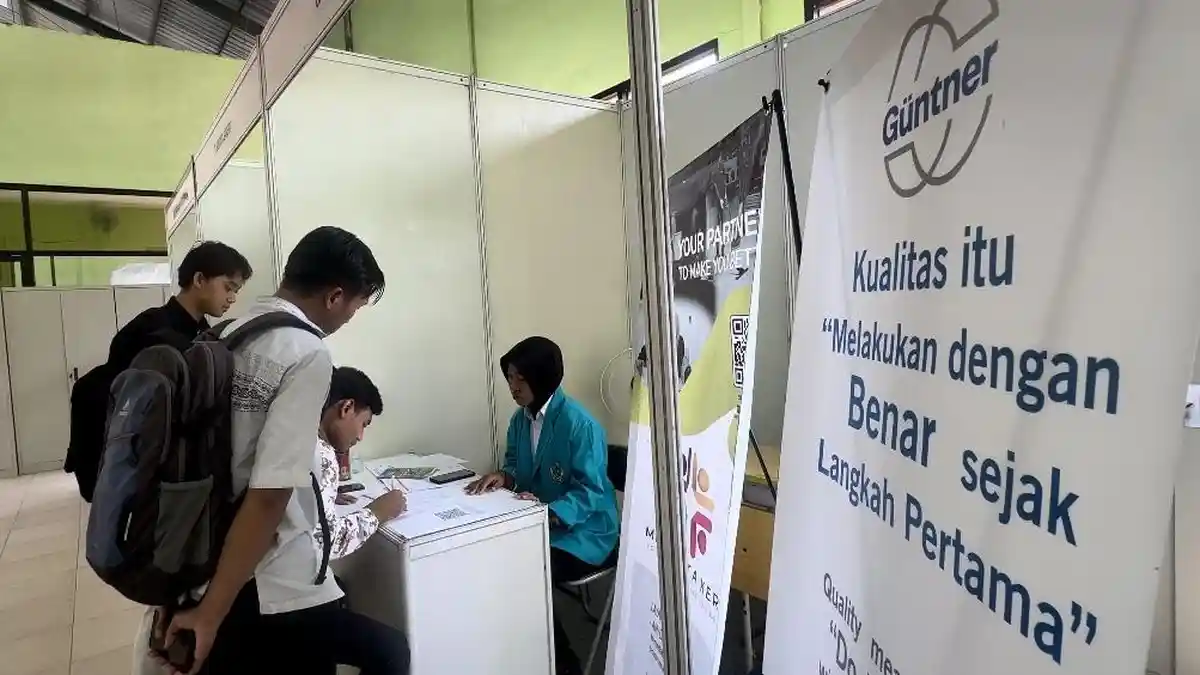 Pencari Kerja Ramai-Ramai Serbu Job Fair di SMKN 2 Sukorejo
