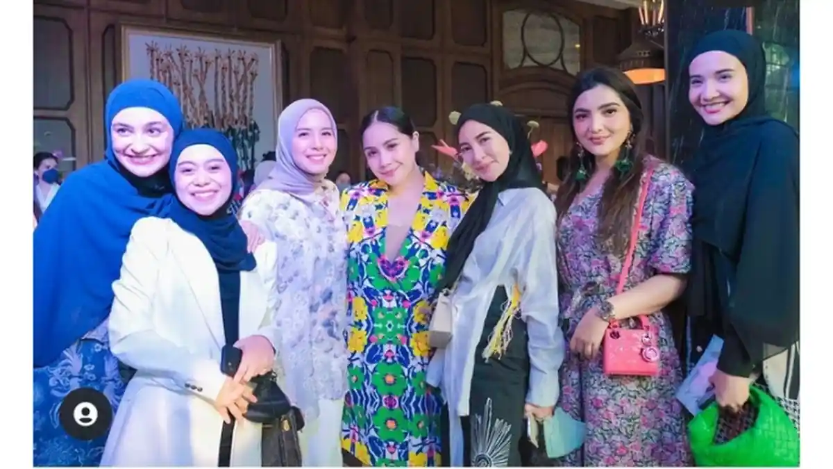 Bos MS Glow Istri Juragan 99 Bodo Amat Dihujat, Pamer Pose Bareng Artis Beken, Lesti hingga Ashanty