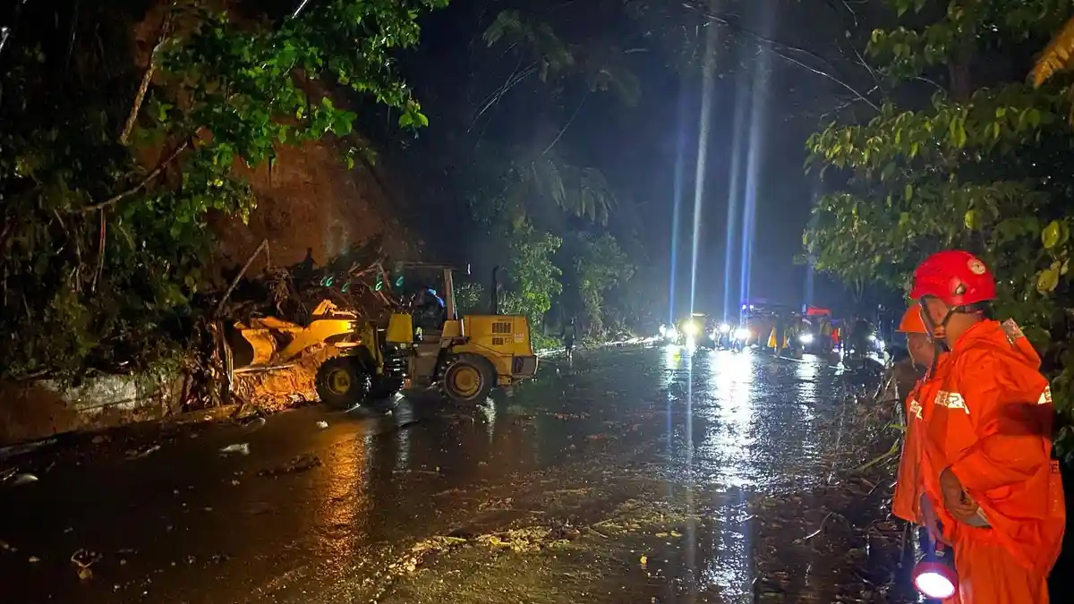 Longsor dan Tiang Listrik Roboh Sempat Putus Akses Jalan Padang - Solok di Lubuk Kilangan