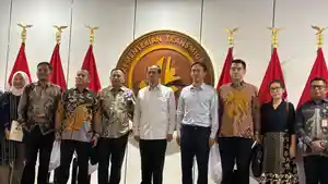 Menteri-Transmigrasi-M-Iftitah-Sulaiman-Suryanagara-lepas-peserta-kemiskinan-Tiongkok.jpg