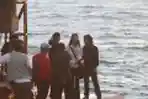 Dewa Bujana dan Oppie Andaresta di Pantai Bebas