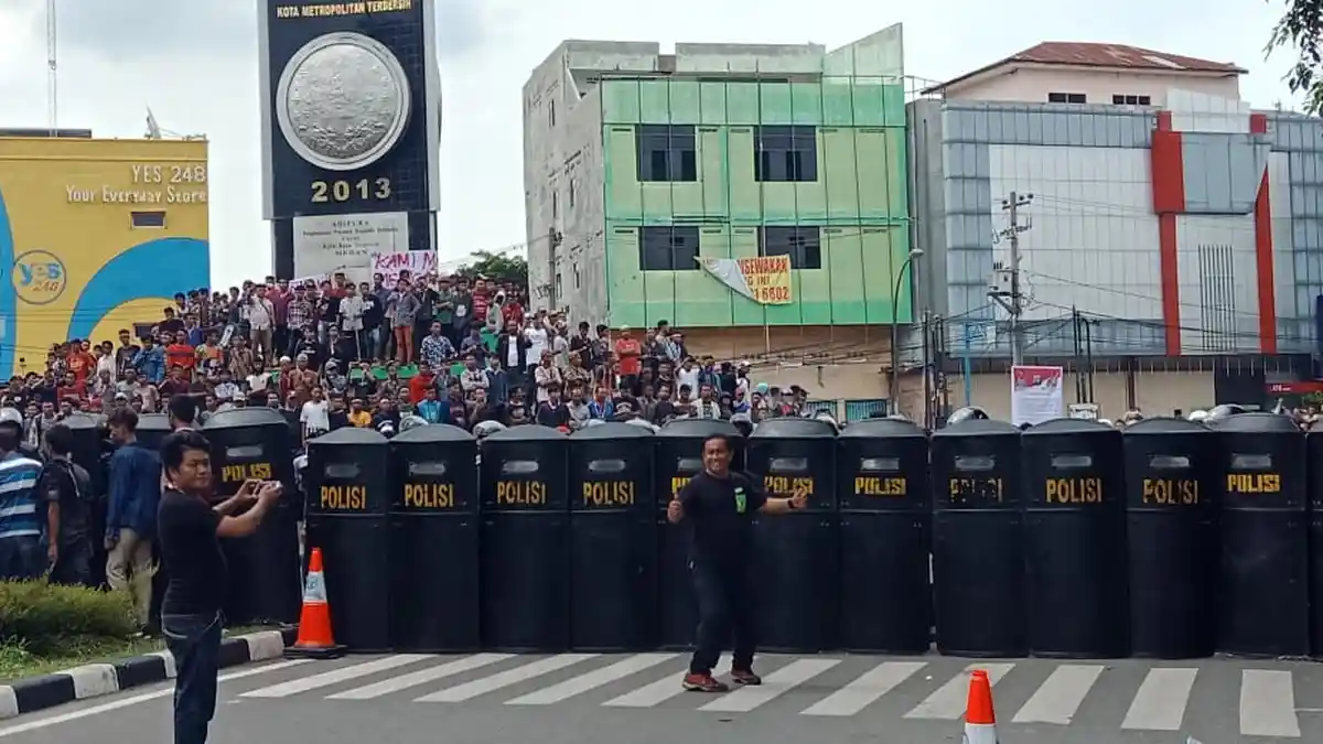 Polisi Buat Tameng Pemisah, Antisipasi Bentrok 2 Massa di Bawaslu Sumut, VIDEO TERKINI. .