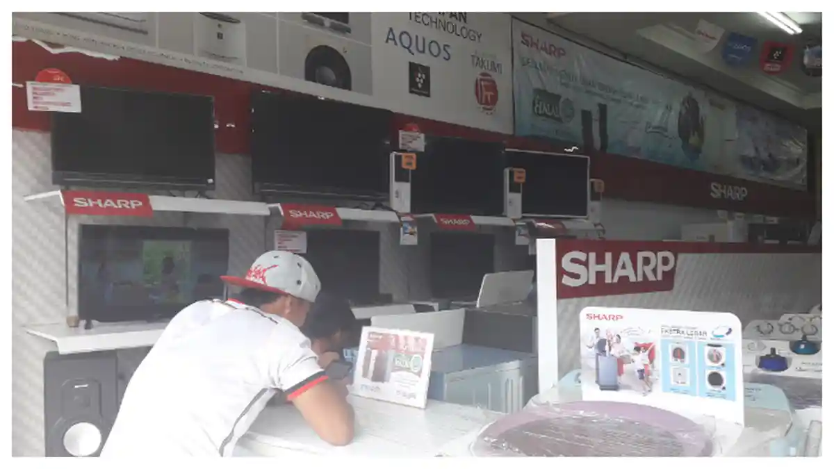 Rupiah Melemah, Harga Barang Elektronik Naik, Konsumen Menunggu Harga Turun