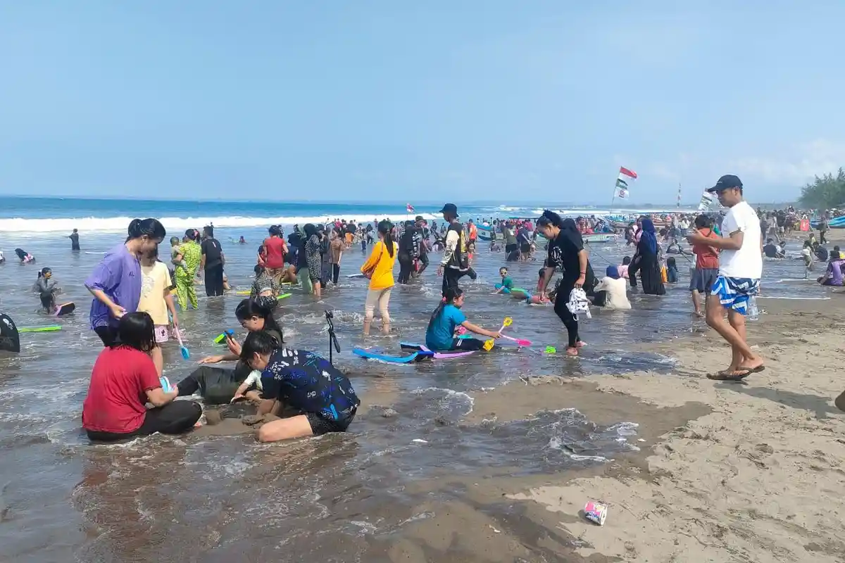 Pantai Barat Pangandaran Dipadati Wisatawan, Banyak yang Berenang di Lokasi Larangan