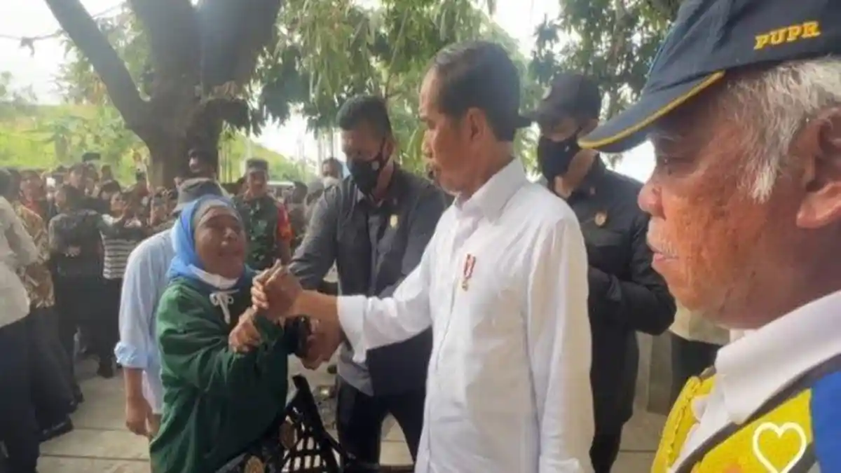 VIRAL Seorang Ibu Menangis Genggam Erat Tangan Jokowi, Curhat Tak Mampu Bayar Uang Kuliah Anak