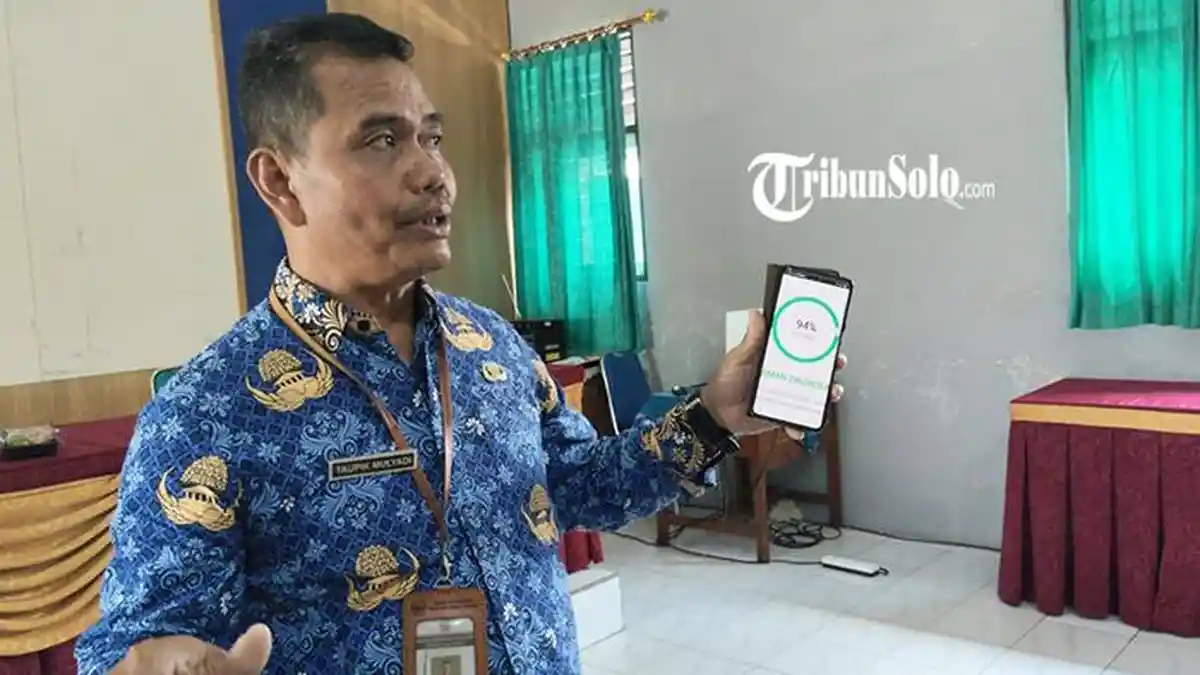 SOSOK Taupik, Guru di Karanganyar Pencipta Aplikasi Pendeteksi Kelayakan MBG : Pernah Mengajar TIK