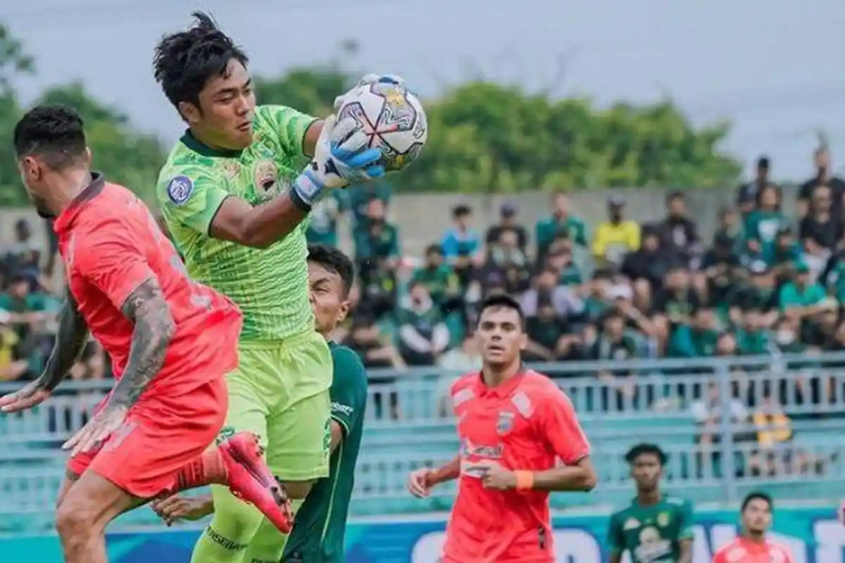 MENTAL Kiper Persebaya Surabaya Disorot Usai Kebobolan 11 Gol di 5 Laga, Pelatih Beri Menu Khusus