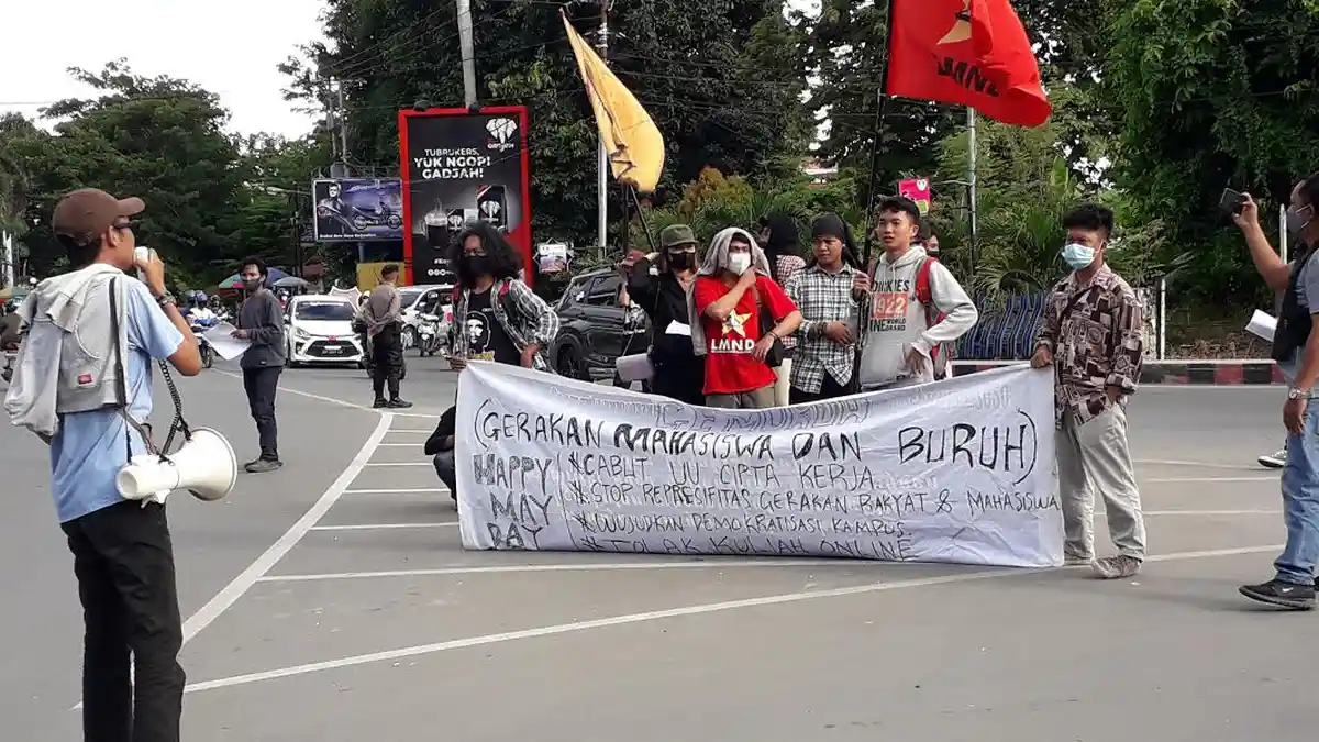 Hardiknas, Mahasiswa Untika Luwuk Orasi di Bundaran Adipura Luwuk