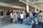 Penumpang-pesawat-di-Bandara-SMB-II-ketika-berkumpul-dengan-keluarga.jpg