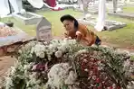 wanita-misterius-menangisi-makam-ani-yudhoyono.jpg