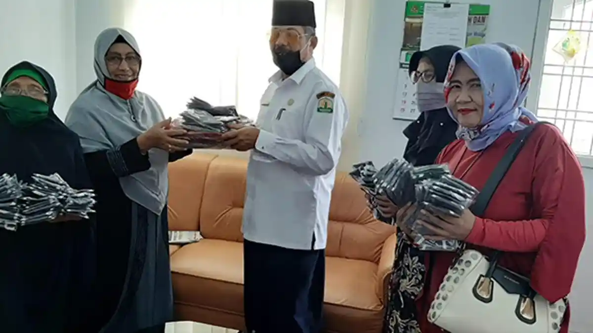 Giliran ‘Ladies Lampriek’ Bantu Masker untuk Jamaah Masjid Raya Baiturrahman   