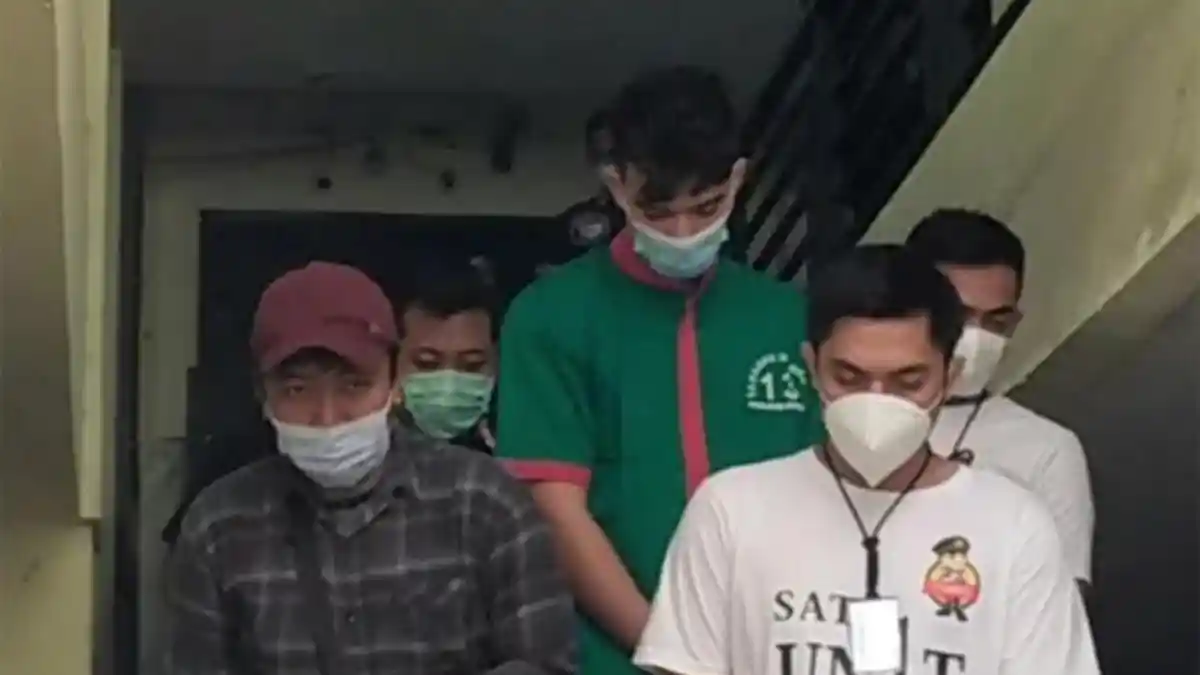 Jeff Smith Pakai Baju Tahanan, Tangan Diborgol, Sang Artis Belum Dibesuk Keluarga dan Minta Doa